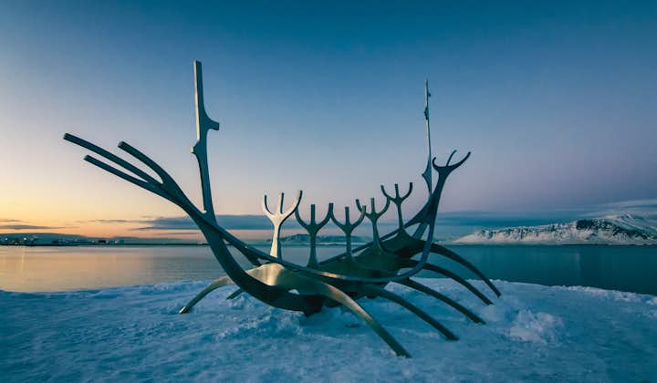 太阳航海者雕塑(Sólfarið)傲立于法赫萨湾(Faxaflói)海边，是游客在雷克雅未克必到景点之一