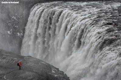 Een fotograaf legt de overweldigende kracht van de Dettifoss-waterval vast.