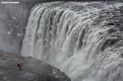 Фотограф, стремящийся запечатлеть мощь водопада Деттифосс