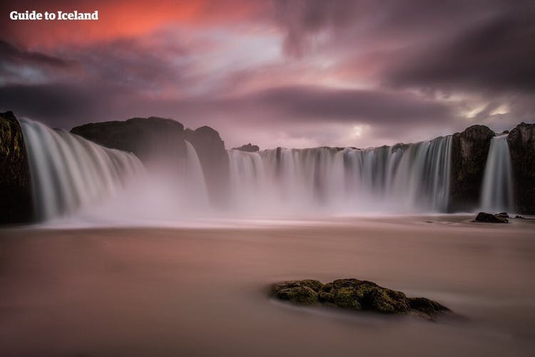 Годафосс - важный объект в исландской истории, не зря его название переводится как "водопад богов"