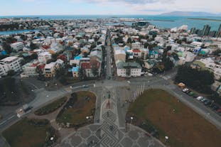 从冰岛首都哈尔格林姆斯大教堂(Hallgrímskirkja)俯瞰Skólavörðustígur购物街