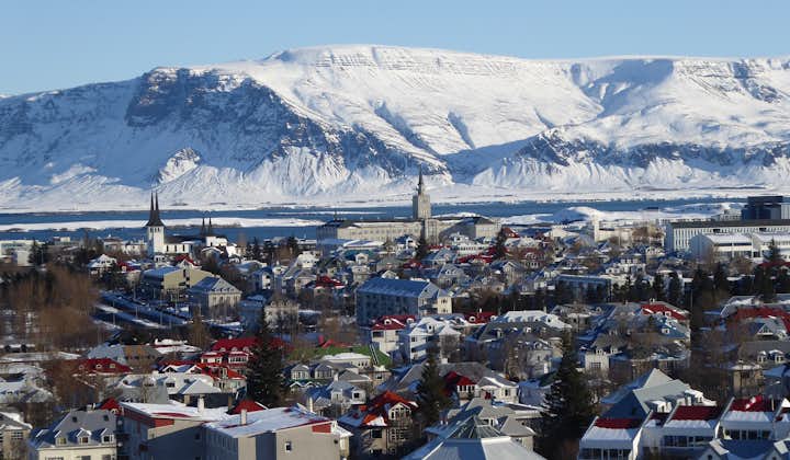 雷克雅未克的“城市山”埃斯加山(Mount Esja)和冰岛首都市景相映成趣