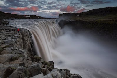 Europas stärkster Wasserfall Dettifoss stürzt mit furchterregendem Tosen in die Jökulsárgljúfur-Schlucht.