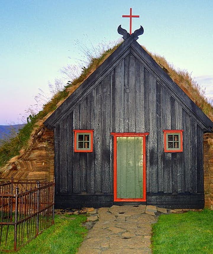 Víðimýrakirkja草顶教堂位于斯卡加峡湾