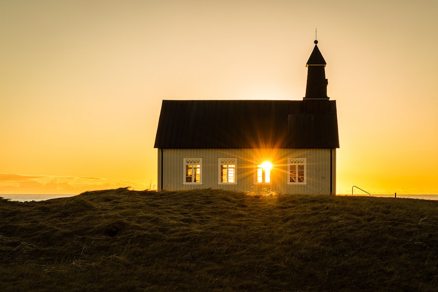夕阳中的冰岛Strandarkirkja教堂，展现着自然的神迹