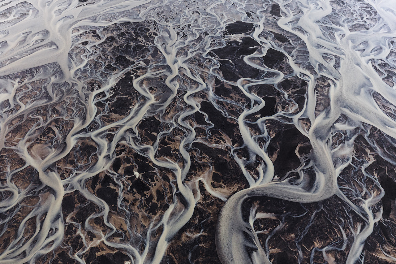 Une rivière serpentant à travers les hauts plateaux islandais.