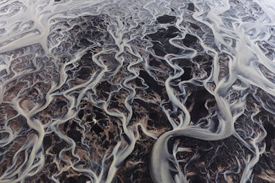 Une rivière serpentant à travers les hauts plateaux islandais.