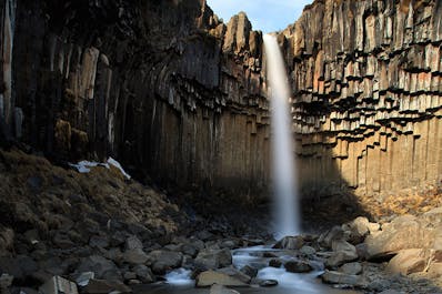 Svartifoss, «la cascade noire» dans la réserve naturelle de Skaftafell.