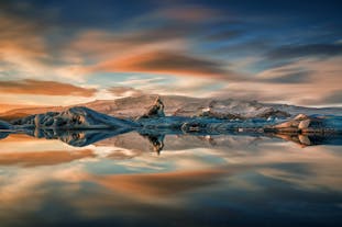 冰岛南岸的杰古沙龙冰河湖沐浴在午夜阳光中