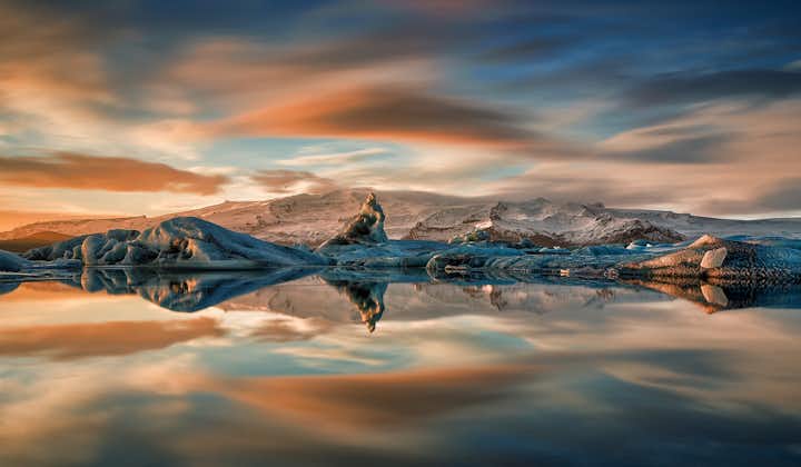 Laguna Jokulsarlon skąpana w ciepłym słońcu podczas białych nocy na Islandii.