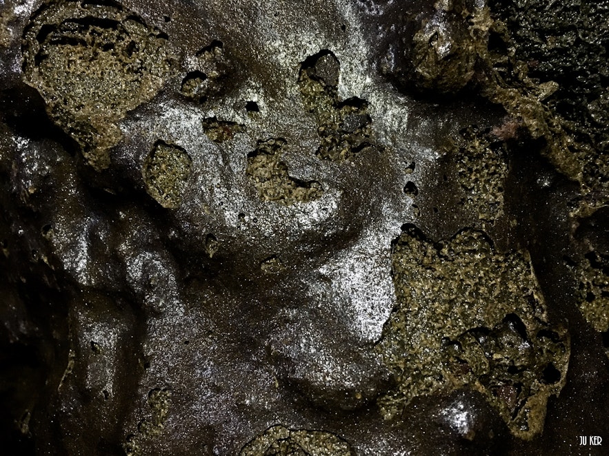 Raufarhólshellir : experience an adventure in a lava tunnel !