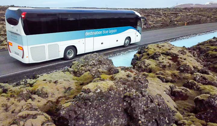 乘坐旅游大巴便宜快捷地往返蓝湖与冰岛国际机场