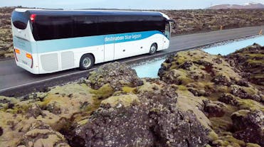 乘坐旅游大巴便宜快捷地往返蓝湖与冰岛国际机场