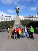 アイスランド独立の雄、Jón Sigurðssonの銅像前で記念撮影をするツアー客