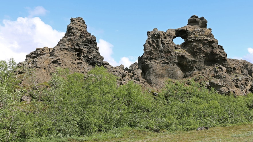 位于米湖地区的黑暗城堡Dimmuborgir拥有许多造型怪异的岩石