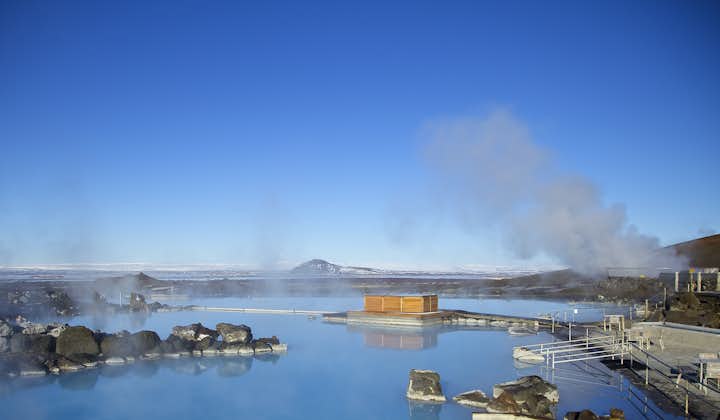 冰岛北部米湖天然温泉的蔚蓝温暖泉水