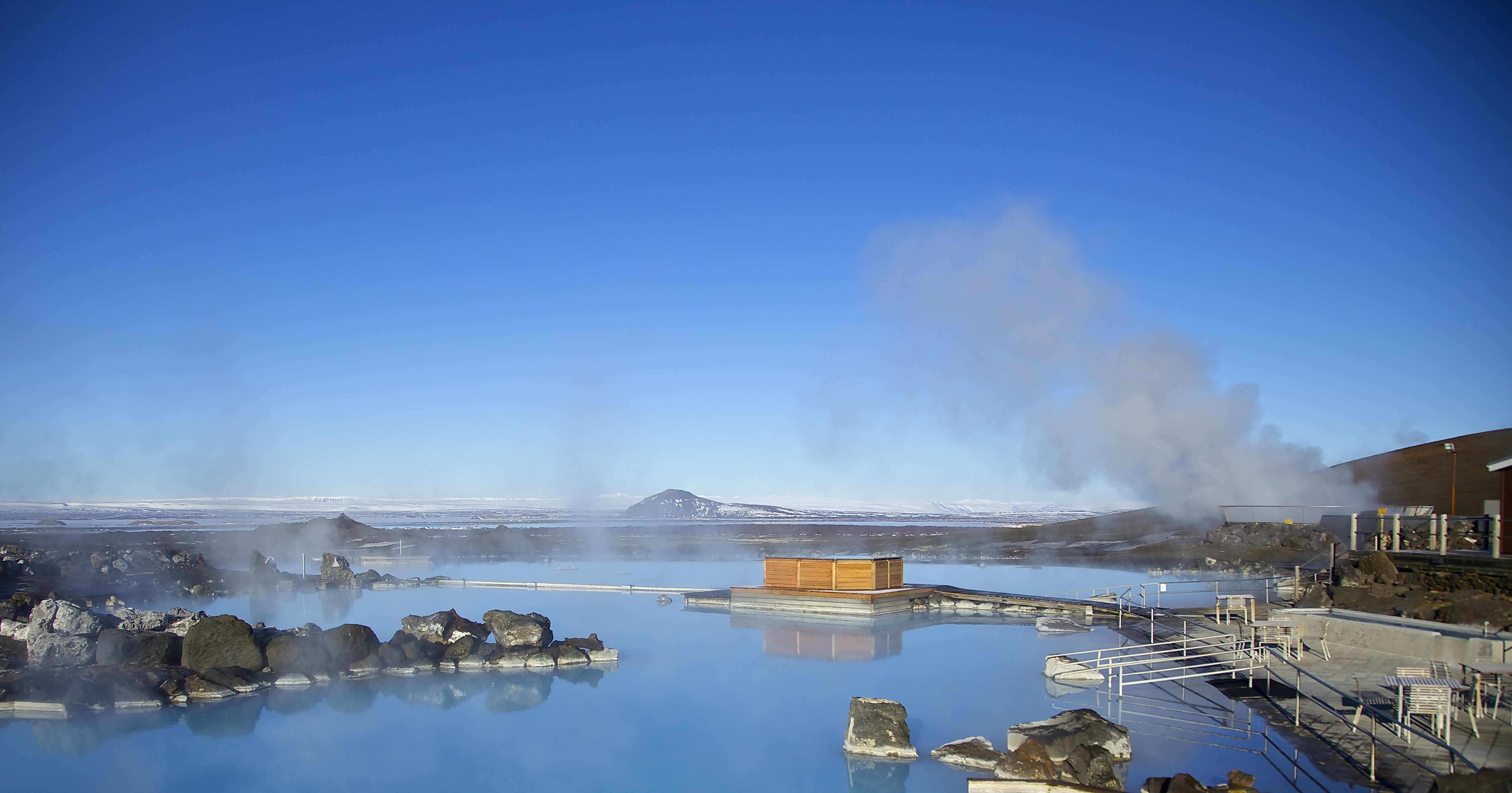 Det asurblå vannet ved Mývatn naturbad er innbydende og varmt.