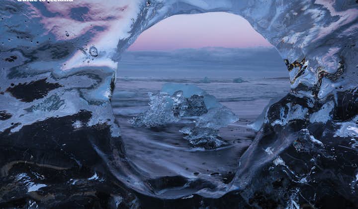 透过晶莹剔透的冰块观看冰岛杰古沙龙冰河湖的美景