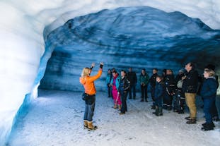 経験豊富なガイドが氷のトンネルについて紹介します