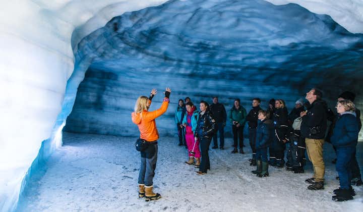 経験豊富なガイドが氷のトンネルについて紹介します