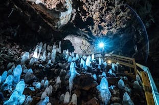 ヴィズゲルミル溶岩洞窟にある石筍。懐中電灯の光を反射して淡く輝いている
