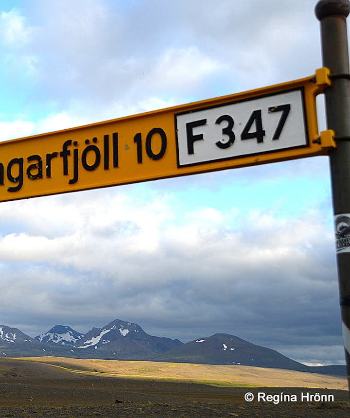 Mt. Kerlingarfjöll and the road sign