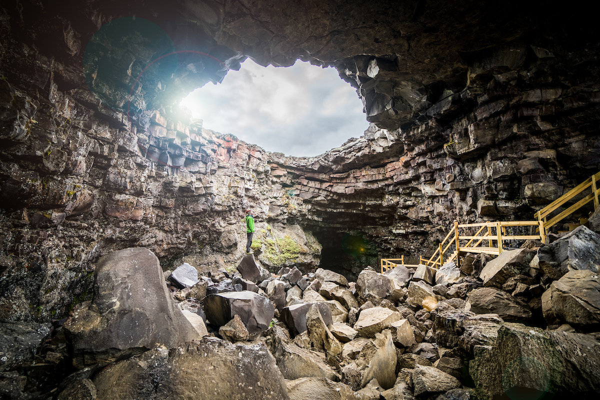 冰岛全境有着众多大小各异的熔岩洞穴