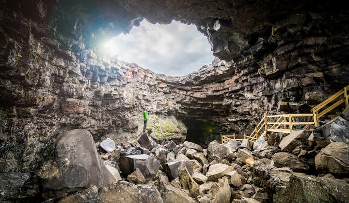 Ci sono molte grotte di lava in Islanda.