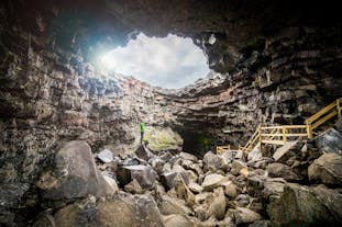 In Island gibt es viele Lavahöhlen.