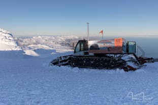 Gatto delle nevi sul ghiacciaio Snaefellsjokull.