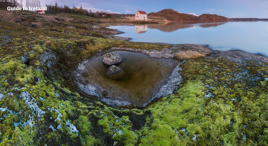 Egillstaðir ligt aan de oever van een prachtig meer.