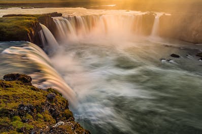 Wodospad Godafoss znajduje się w pobliżu miasta Akureyri, stolicy północnej części kraju.