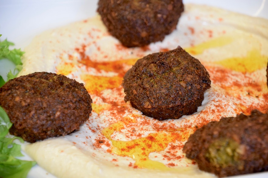 Falafel und Hummus von Mandi sind bei Veganern und Vegetariern genauso beliebt wie bei Allesessern.