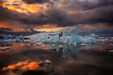 杰古沙龙冰河湖在午夜阳光下的灿烂色彩