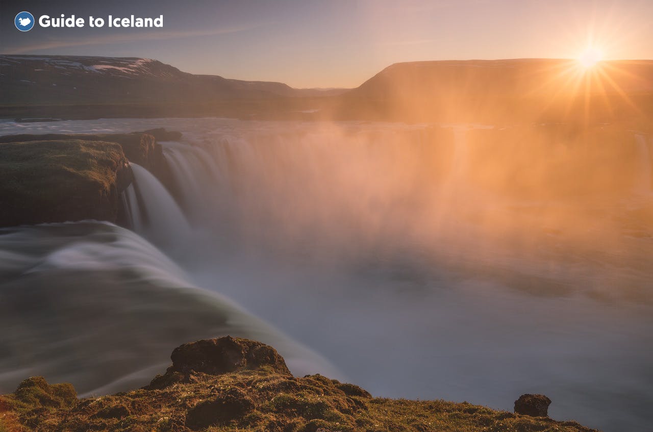 午夜阳光下的冰岛北部众神瀑布
