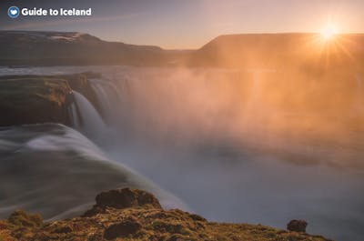 La cascada de Goðafoss en el norte de Islandia bajo el sol de medianoche.