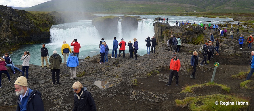 Goðafoss waterfall crowds