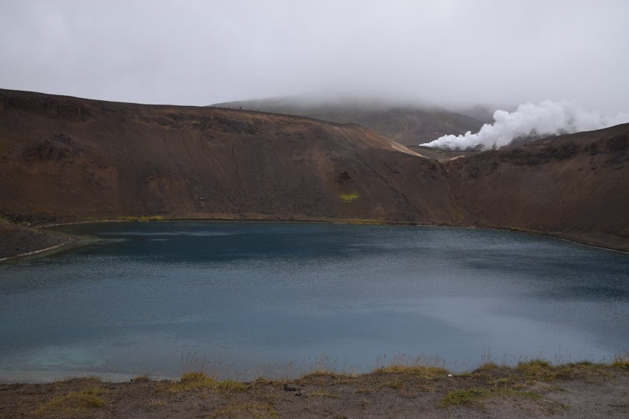 クラプラ火山の火口湖にて撮影