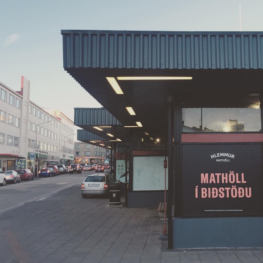 Hlemmur Mathöll ist ein Busbahnhof und eine Imbisshalle.