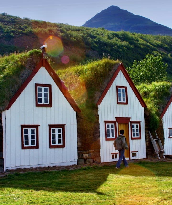 以前，冰岛人住在草皮屋里，抵御严寒