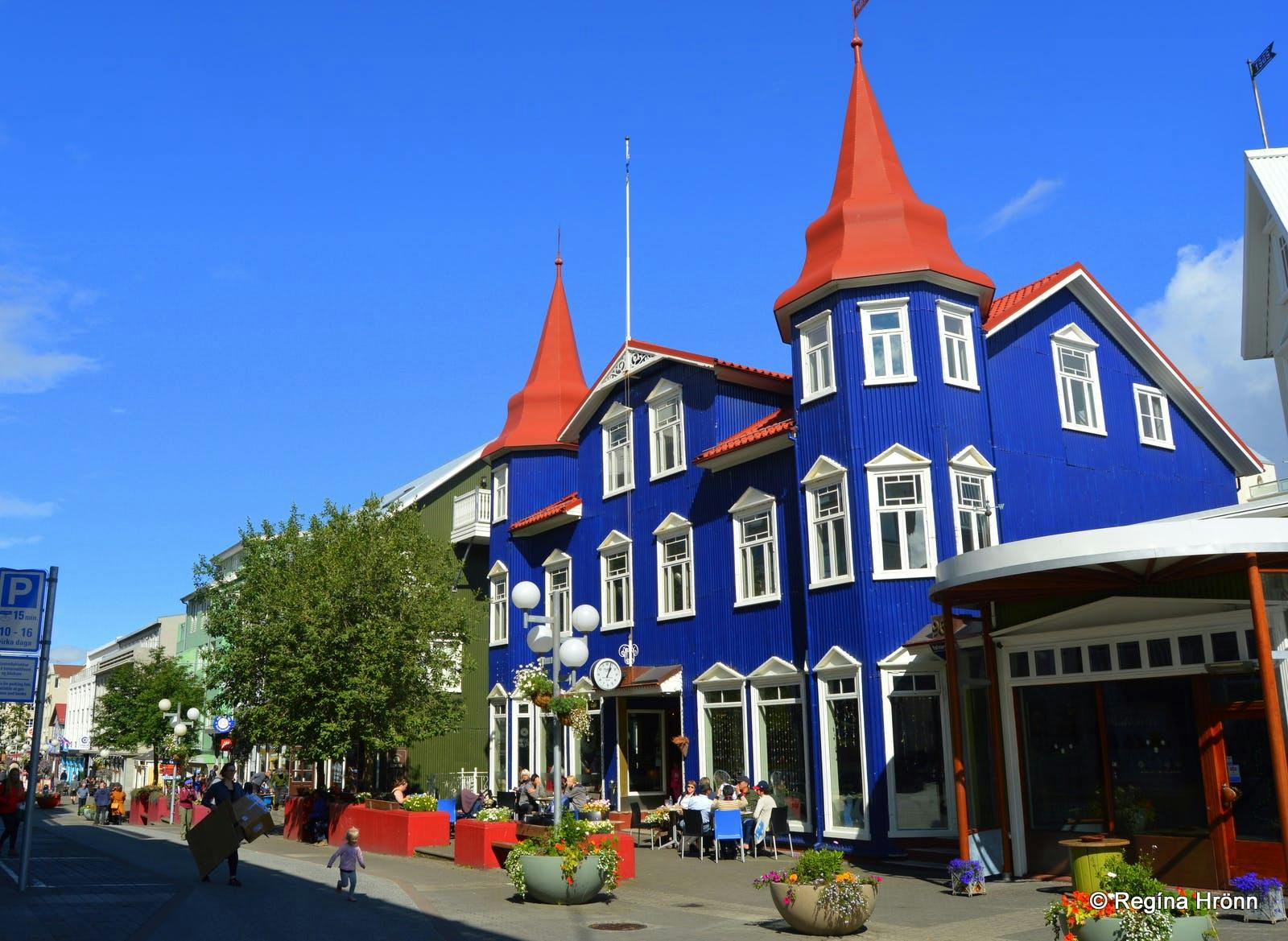 一座位于冰岛北部之都阿克雷里城市内颜色鲜艳的建筑物