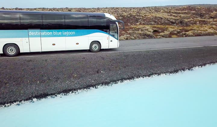 Autobús de ida de la Laguna Azul (Blue Lagoon) a Reikiaivik