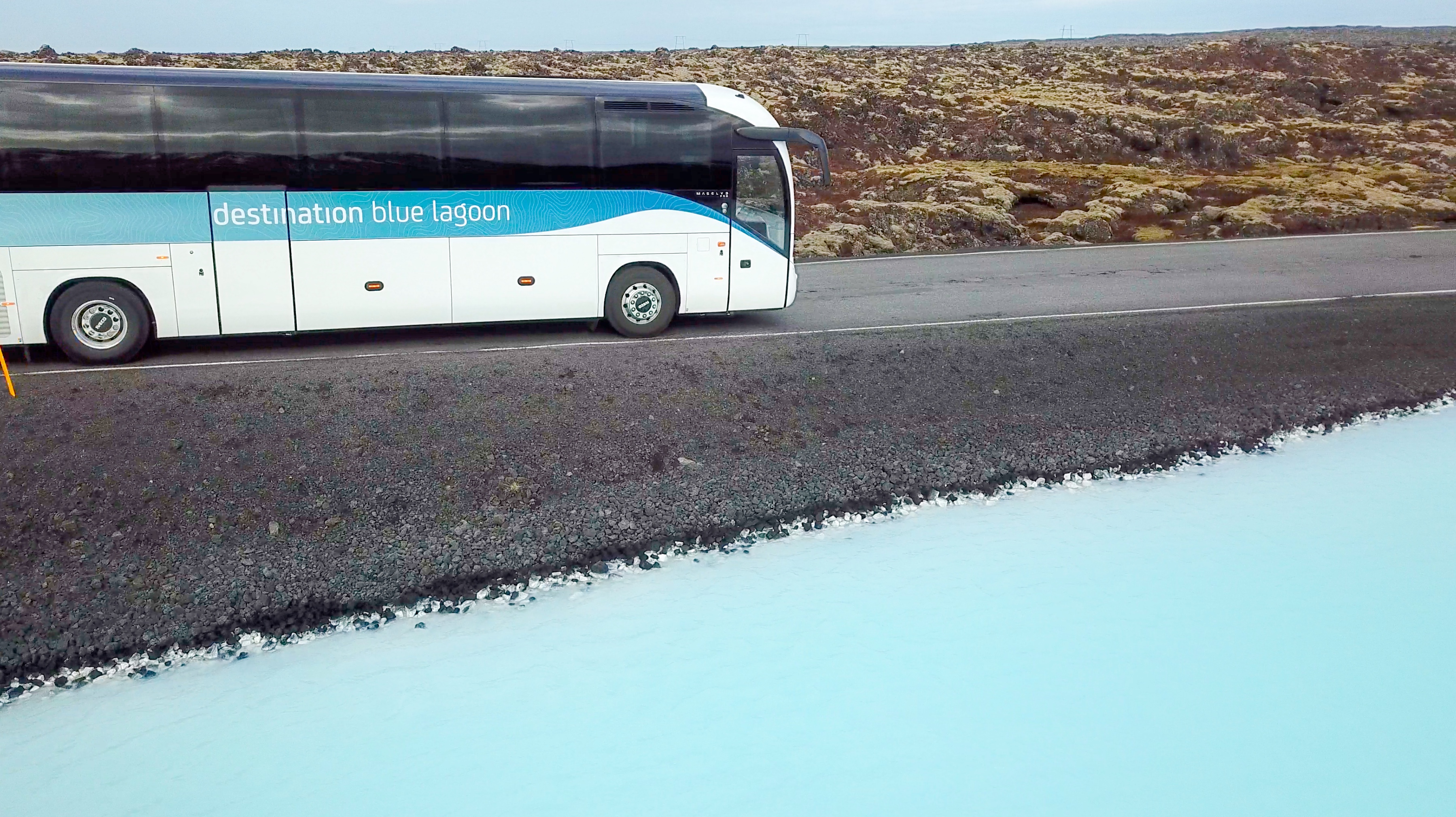 Bei einem Aufenthalt in Reykjavík bietet sich die kurze Fahrt zur Blauen Lagune an.