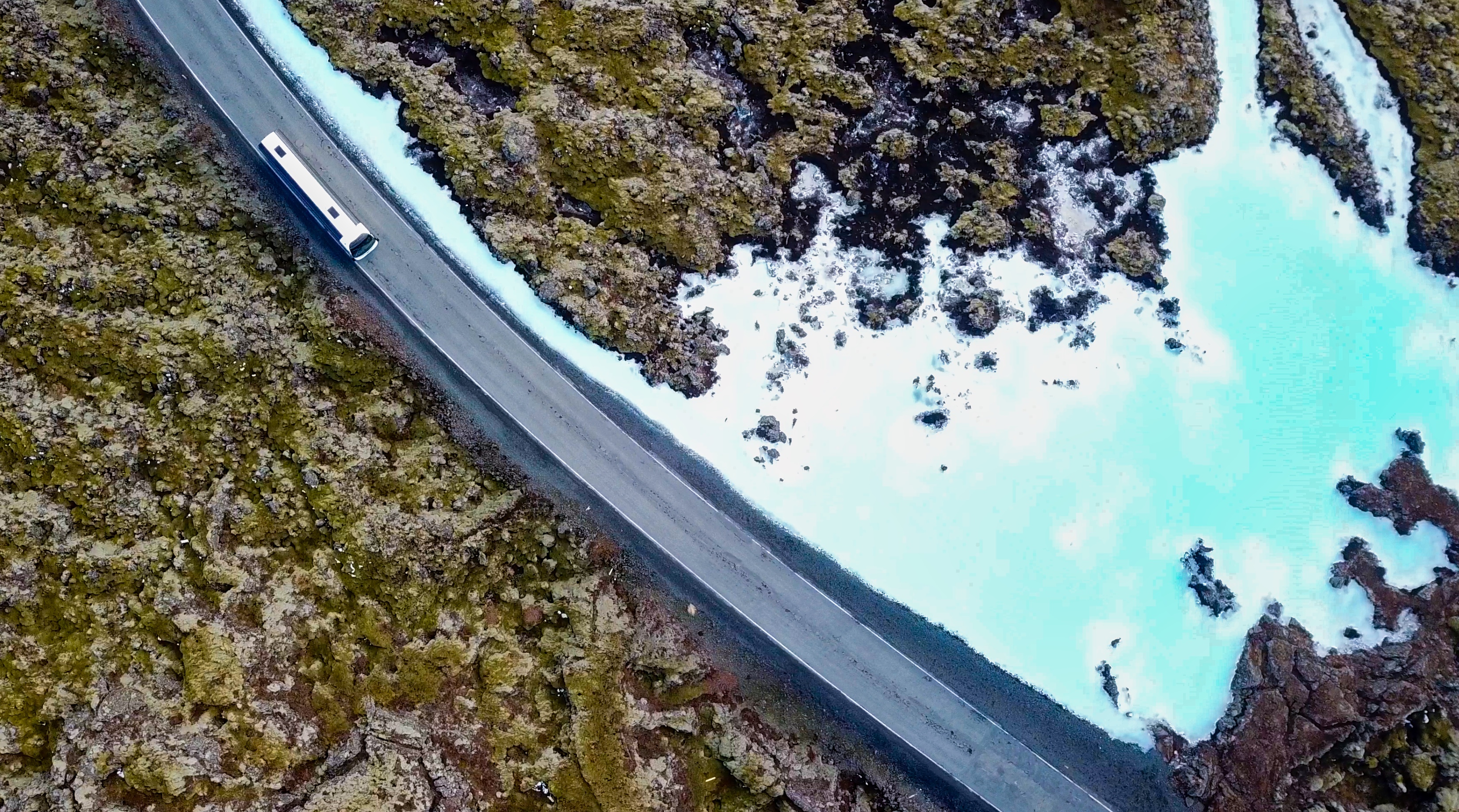 Fahre durch die felsigen Landschaften der Halbinsel Reykjanes, um die luxuriöse Blaue Lagune zu erreichen.