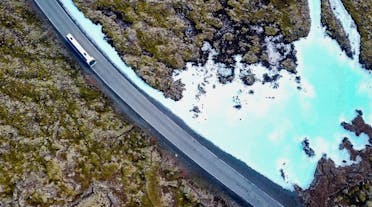 Fahre durch die felsigen Landschaften der Halbinsel Reykjanes, um die luxuriöse Blaue Lagune zu erreichen.