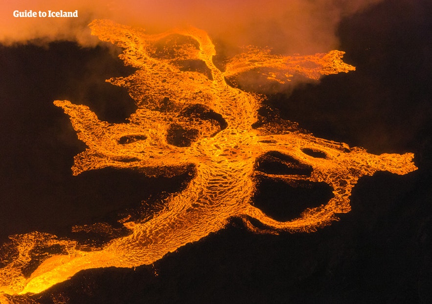 Lava bukter seg bort fra utbruddet fra Holuhraun på Islands høyland.