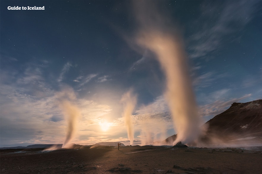 Vulkanske dampe stiger op fra jorden nær Mývatn i Nordisland.