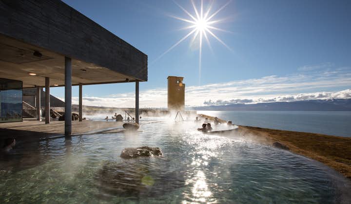冰岛胡萨维克的海边温泉池是冰岛少数的海水温泉池