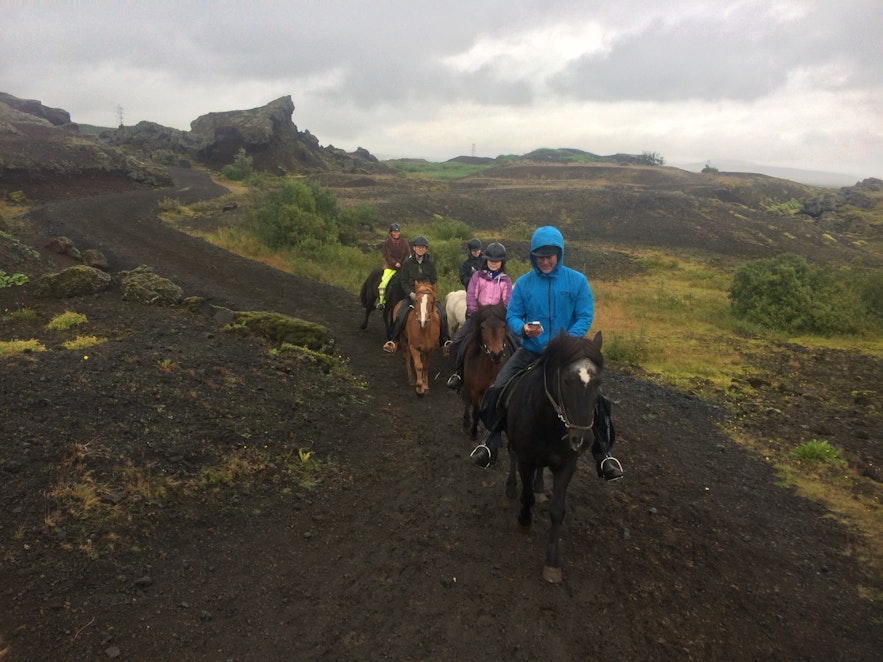 溶岩景観の中での乗馬体験
