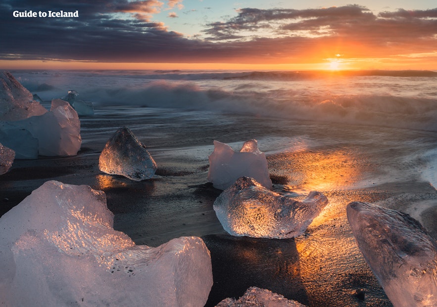 冰岛南岸杰古沙龙旁的钻石沙滩在午夜太阳的照耀下闪烁着璀璨的光辉